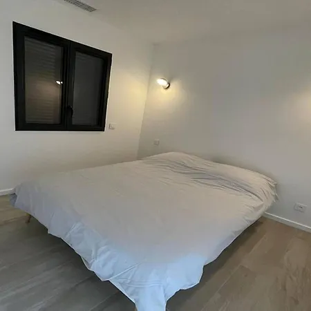 Contemporaine Avec Piscine Et Climatisation A St Aygulf - Fr-1-768-113 Frejus