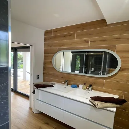 Villa Contemporaine Avec Piscine Et Climatisation A St Aygulf - Fr-1-768-113 Frejus