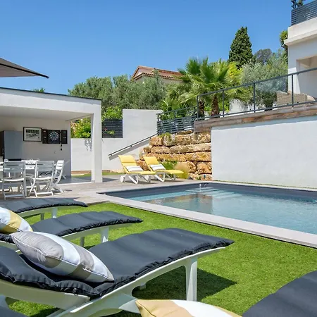 Contemporaine Avec Piscine Et Climatisation A St Aygulf - Fr-1-768-113 Frejus