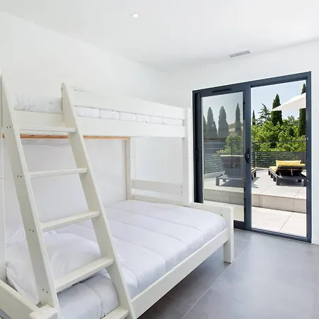 Contemporaine Avec Piscine Et Climatisation A St Aygulf - Fr-1-768-113 * Fréjus