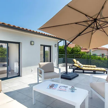 Contemporaine Avec Piscine Et Climatisation A St Aygulf - Fr-1-768-113