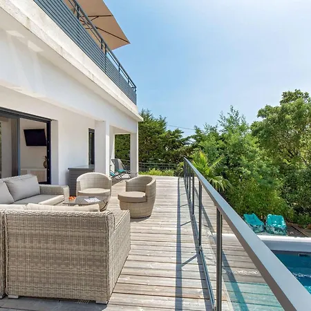 Contemporaine Avec Piscine Et Climatisation A St Aygulf - Fr-1-768-113 Villa