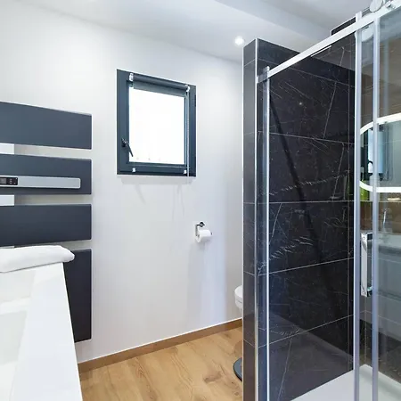 Contemporaine Avec Piscine Et Climatisation A St Aygulf - Fr-1-768-113